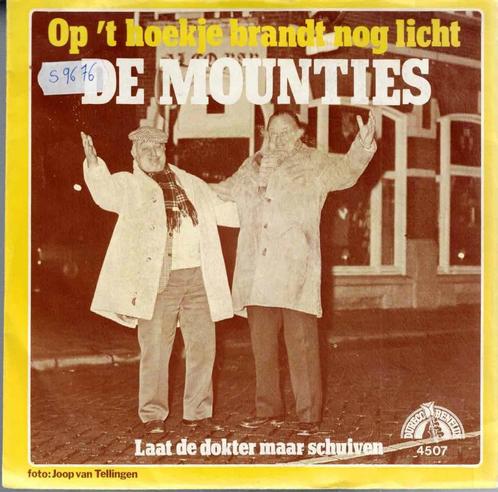 Vinyl, 7"   -   De Mounties – Op 't Hoekje Brandt Nog Licht, Cd's en Dvd's, Vinyl | Overige Vinyl, Overige formaten, Ophalen of Verzenden
