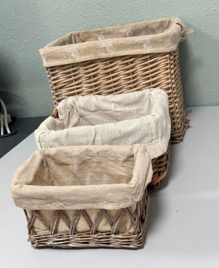 3x Vintage riet Rieten gevlochten mand manden opberg-bakken, Huis en Inrichting, Woonaccessoires | Schalen en Manden, Zo goed als nieuw