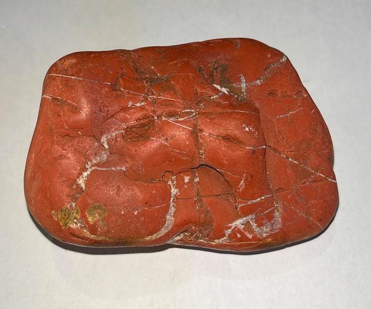 Rode Jaspis met witte kwartsaders - 405gram - 94x59x49mm, Handtassen en Accessoires, Edelstenen, Nieuw, Ophalen of Verzenden