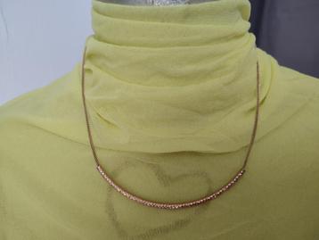 Goudkleurige ketting beschikbaar voor biedingen