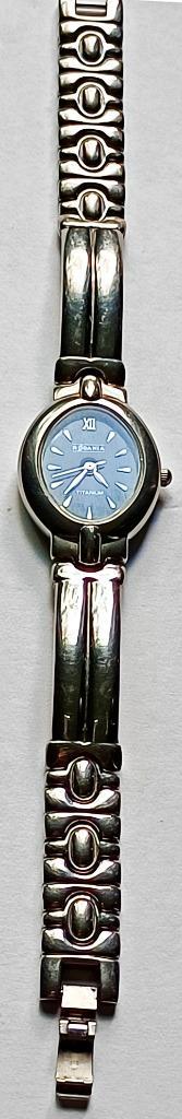 Montre dame RODANIA Titanium à quartz, ovale, cadran bleu, Verzamelen, Overige Verzamelen, Gebruikt, Ophalen of Verzenden
