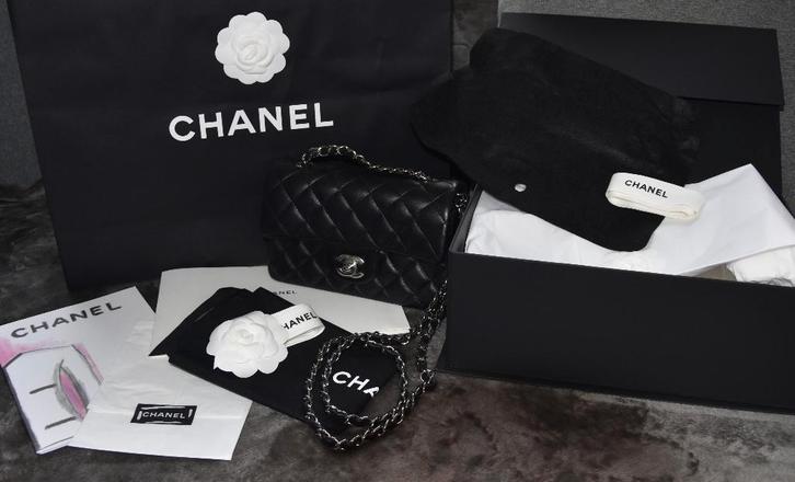Chanel klassiek in zwart lamsleer met zilveren hardware, Handtassen en Accessoires, Tassen | Damestassen, Zo goed als nieuw, Avondtasje