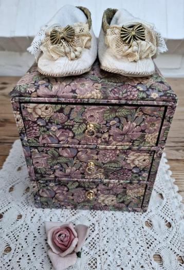 Vintage stoffen ladenkastje lila / paarse bloemen, 3 laatjes beschikbaar voor biedingen