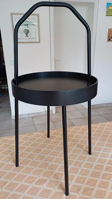 Table d'appoint ronde noir disponible aux enchères