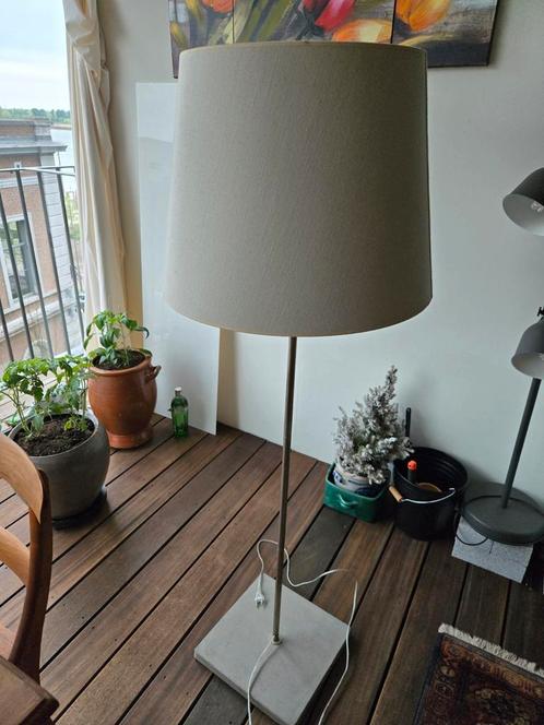 Moderne vloerlamp in perfecte staat hoogte 160 cm prijs maar, Huis en Inrichting, Lampen | Lampenkappen, Zo goed als nieuw, Ophalen of Verzenden