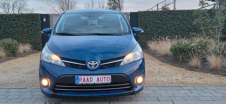 Toyota verso 1.6 _ 82kw _ toit panoramique _ 7 places _ €6B!, Autos, Toyota, Entreprise, Achat, Verso, ABS, Caméra de recul, Airbags
