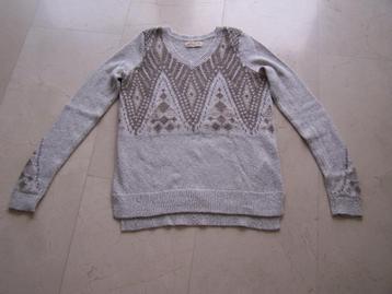 Pull à manches longues disponible aux enchères