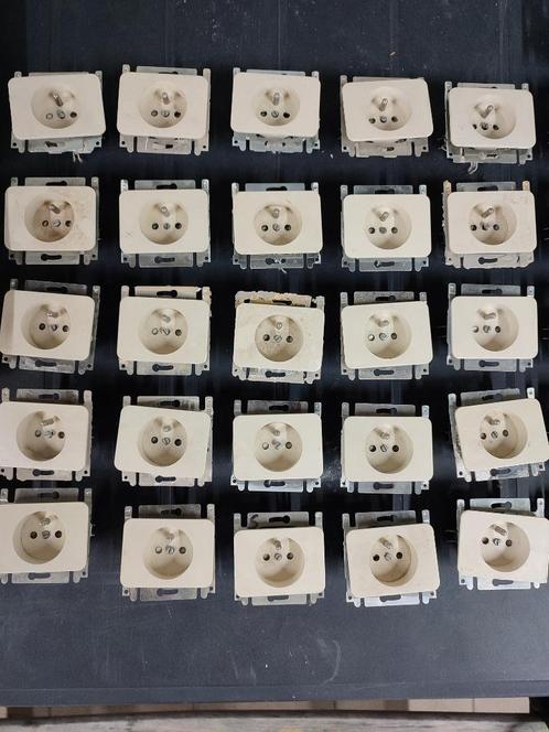 Niko PR20 stopcontacten, coax en afdekplaatjes, Doe-het-zelf en Bouw, Elektriciteit en Kabels, Gebruikt, Schakelaar, Ophalen of Verzenden