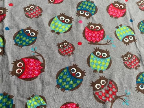 Vrolijke tricot kleurige uiltjes - iets minder dan 80x80 cm, Hobby en Vrije tijd, Stoffen en Lappen, Ophalen of Verzenden