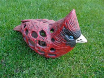 een rode kardinaalvogel gemaakt van gietijzeren kandelaar. beschikbaar voor biedingen