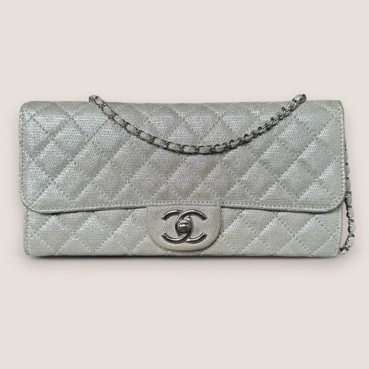 Chanel East West clutch on chain zilver, Handtassen en Accessoires, Tassen | Damestassen, Gebruikt, Avondtasje, Overige kleuren