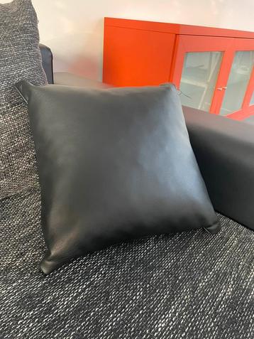 2 zwarte kussens van imitatieleer beschikbaar voor biedingen
