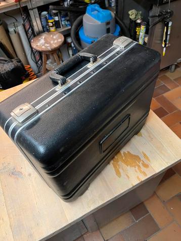 Materiaal koffer beschikbaar voor biedingen