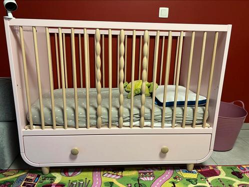 Leuke roze baby/peuter bed te koop, Kinderen en Baby's, Babyparken, Gebruikt, In hoogte verstelbaar, Lade, Ophalen