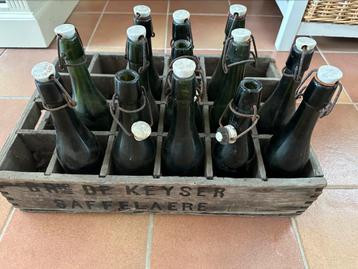 Oude houten bierbak saffelaere met flesjes, Verzamelen, Biermerken, Ophalen, Flesje(s)