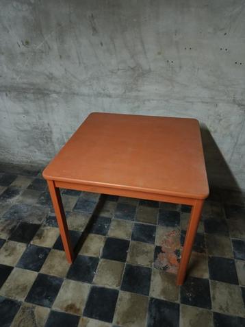 Houten tafel beschikbaar voor biedingen