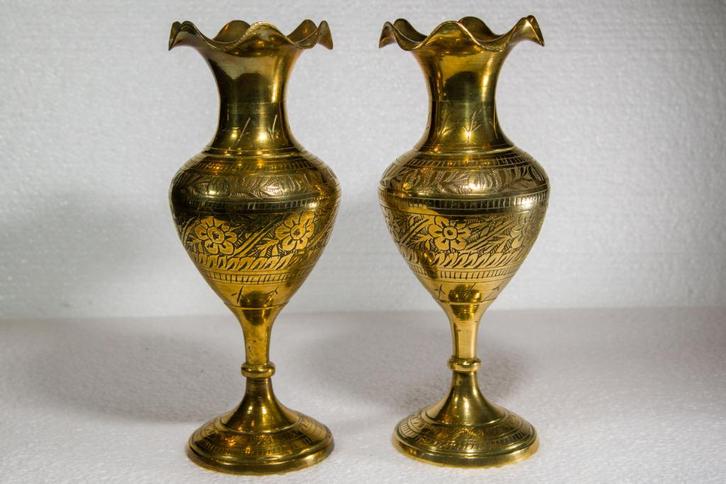 Paire de petits vases en laiton, bords festonnés, Antiek en Kunst, Antiek | Vazen, Ophalen of Verzenden