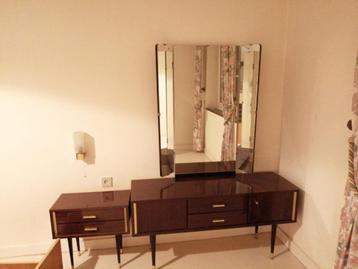 Commode avec deux tables de nuit beschikbaar voor biedingen
