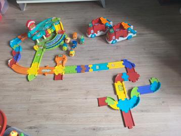 Lot toet toet racebaan 7 autos en 2 bussen  beschikbaar voor biedingen