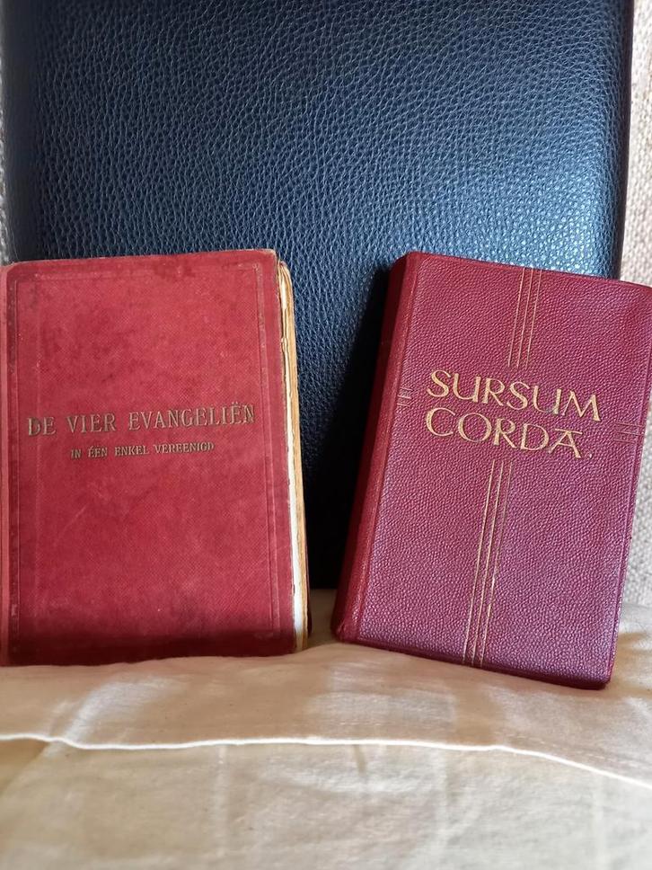 De Vier Evangeliën 1925 en Sursum Corda 1947., Boeken, Godsdienst en Theologie, Ophalen