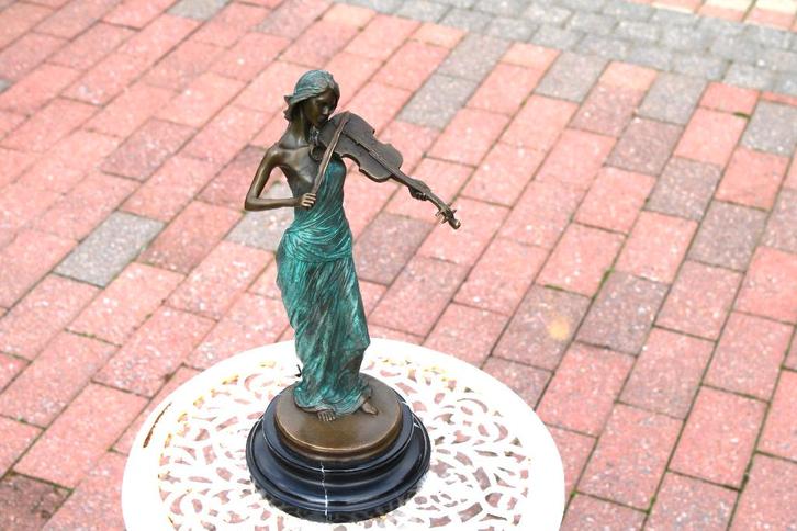 Vrouw met viool in gepatineerd en gesigneerd brons, KASSIN, Antiek en Kunst, Antiek | Brons en Koper, Brons, Ophalen of Verzenden