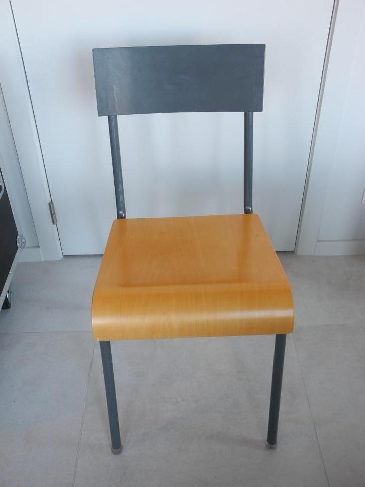 Eetkamerstoel - model schoolstoel, Huis en Inrichting, Stoelen, Gebruikt, Vier, Hout, Metaal, Grijs, Ophalen