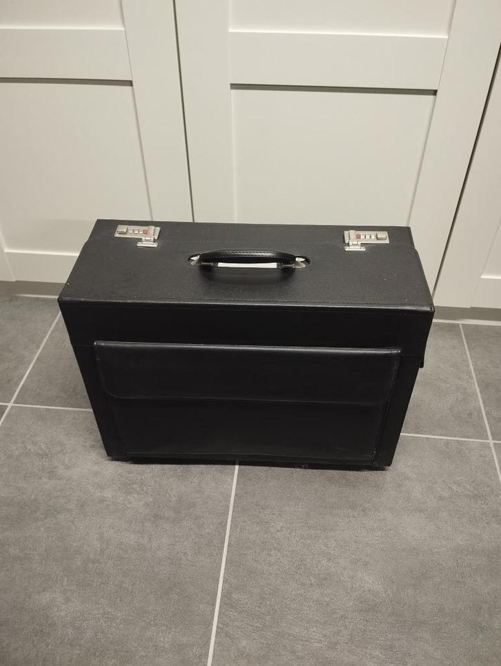 Porte documents (attaché case) en cuir comme neuf!!, Handtassen en Accessoires, Tassen | Schooltassen, Zo goed als nieuw, Aktetas of Boekentas