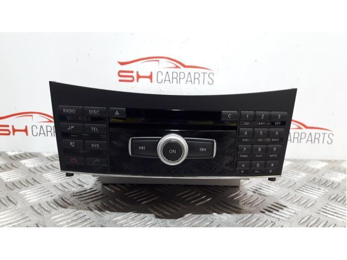 Radio CD Speler van een Mercedes E-Klasse, Auto-onderdelen, Elektronica en Kabels, Mercedes-Benz, Gebruikt, Ophalen of Verzenden