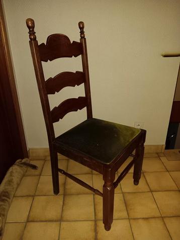 4 houten stoelen met groene zitting beschikbaar voor biedingen