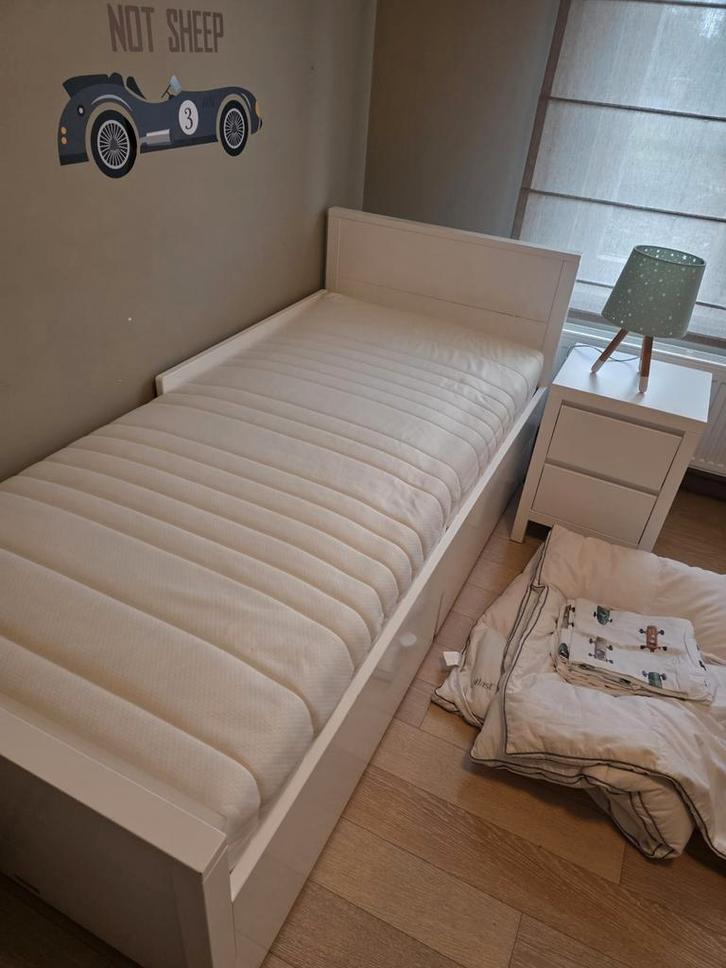 Éénpersoonsbed met nachtkastje, lamp, matras, donsdeken..., Huis en Inrichting, Slaapkamer | Bedden, Ophalen