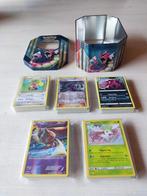 Shiny Gyarados Tin met 250 Pokemon Kaarten, Foil, Ophalen of Verzenden, Zo goed als nieuw, Meerdere kaarten