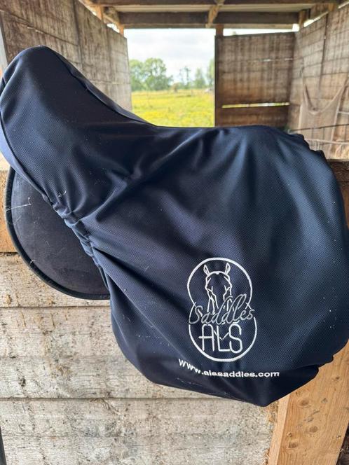 Bruin springzadel  merk ALS en wintec zwart  plus toebehoren, Dieren en Toebehoren, Paarden en Pony's | Zadels, Gebruikt, Springen
