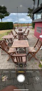 Tables et chaises en bois pour snack au bistrot