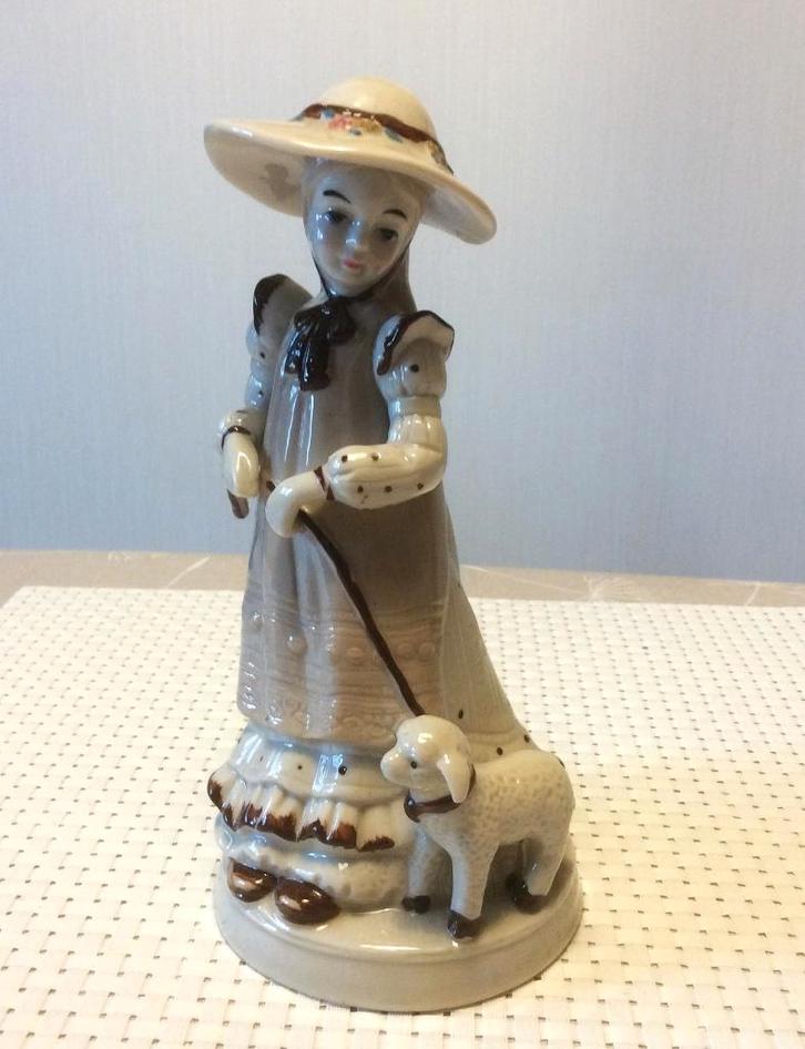 Vintage porseleinen beeldje 'Mary Had A Little Lamb', Verzamelen, Beelden en Beeldjes, Zo goed als nieuw, Mens, Ophalen of Verzenden