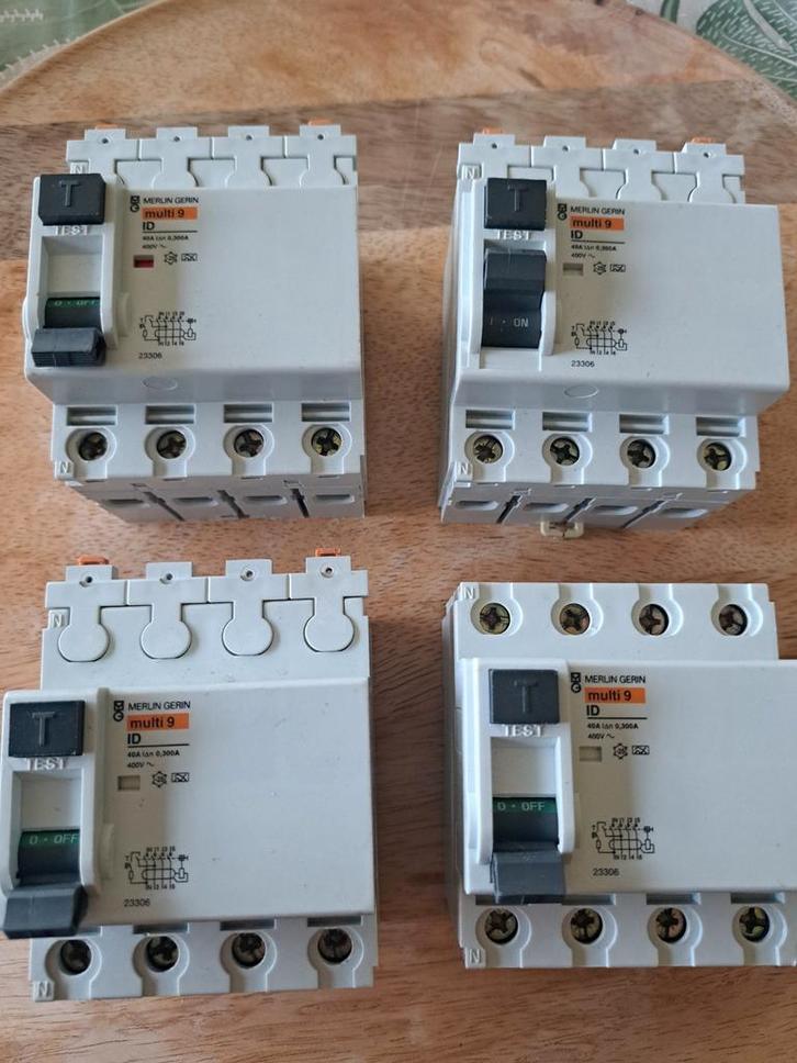 Merlin Gerin differentieelschakelaar – 40A – 300mA – 4-po, Bricolage & Construction, Électricité & Câbles, Utilisé, Autres types
