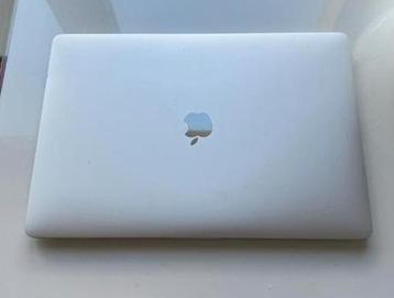 Macbook pro 15 inch 16 GB RAM 256 GB beschikbaar voor biedingen