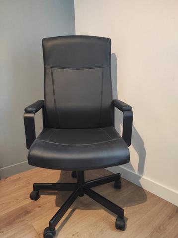 2 chaises de bureau noires beschikbaar voor biedingen