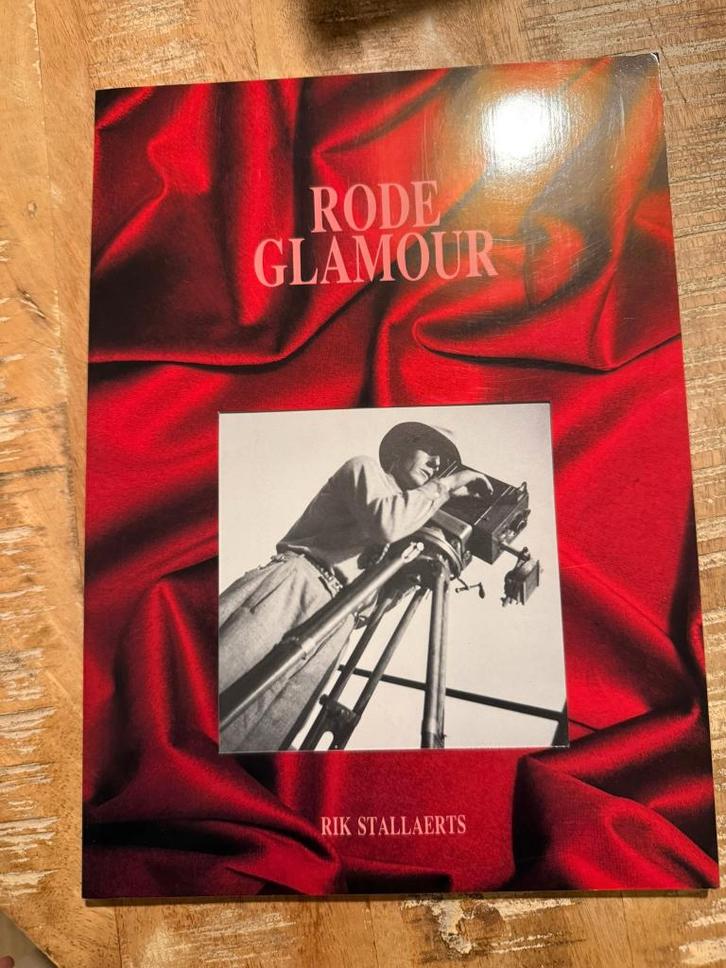 Rode Glamour - Rik Stallaerts, Boeken, Film, Tv en Media, Zo goed als nieuw, Media, Ophalen of Verzenden