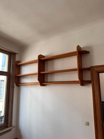 Vintage houten wandkast met planken. beschikbaar voor biedingen