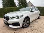 BMW118iA (AUTOMAAT/CARPLAY/GARANTIE), Auto's, Wit, 5 zetels, 3 cilinders, Stadsauto