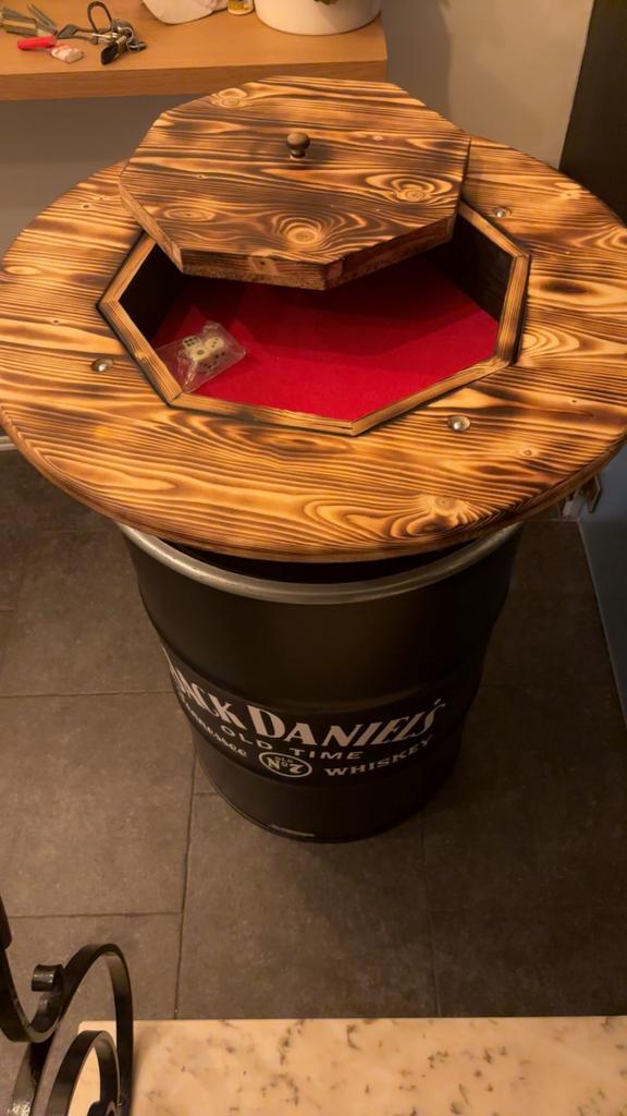 Baril Jack Daniel's avec un jeu 421, Maison & Meubles, Tables | Tables mange-debout, Enlèvement