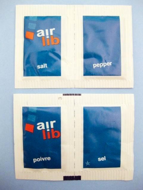 Lot de 2 sacs en papier pour salière et poivrière Air Lib, Collections, Aviation, Neuf, Autres types, Enlèvement ou Envoi