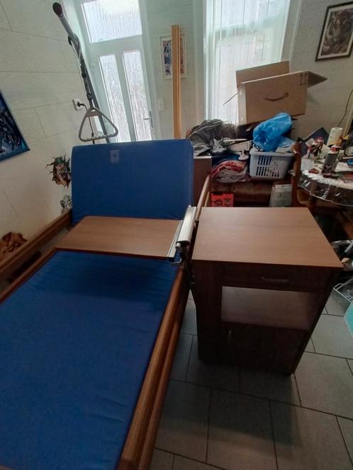 Table de chevet avec plateau réglable pour lit médical, Diversen, Verpleegmiddelen, Ophalen