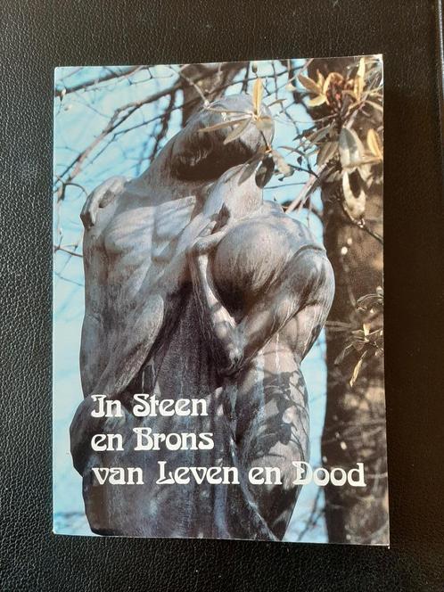 In Steen en Brons van Leven en Dood, Livres, Histoire & Politique, Comme neuf, Enlèvement ou Envoi