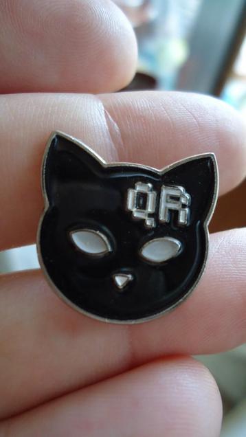 Pin van een kattenkop beschikbaar voor biedingen