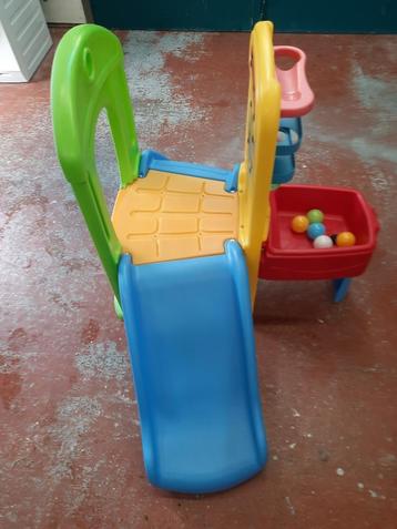 Mooie plastieken kinderschuif af beschikbaar voor biedingen