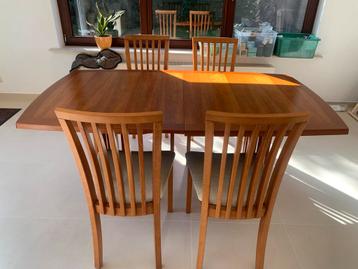 Eettafel uitrekbaar en 5 stoelen beschikbaar voor biedingen