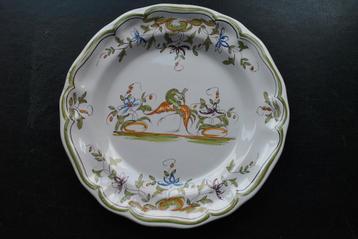 ITALIAANS AARDEWERK BORD (?) MET BLOEMEN- EN VOGELDECORATIE beschikbaar voor biedingen