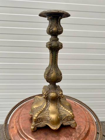 Antiek kandelaar beschikbaar voor biedingen