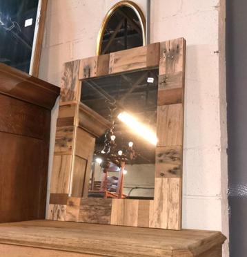 Oude eiken spiegel met kader van wagonplanken 83 x 68  beschikbaar voor biedingen